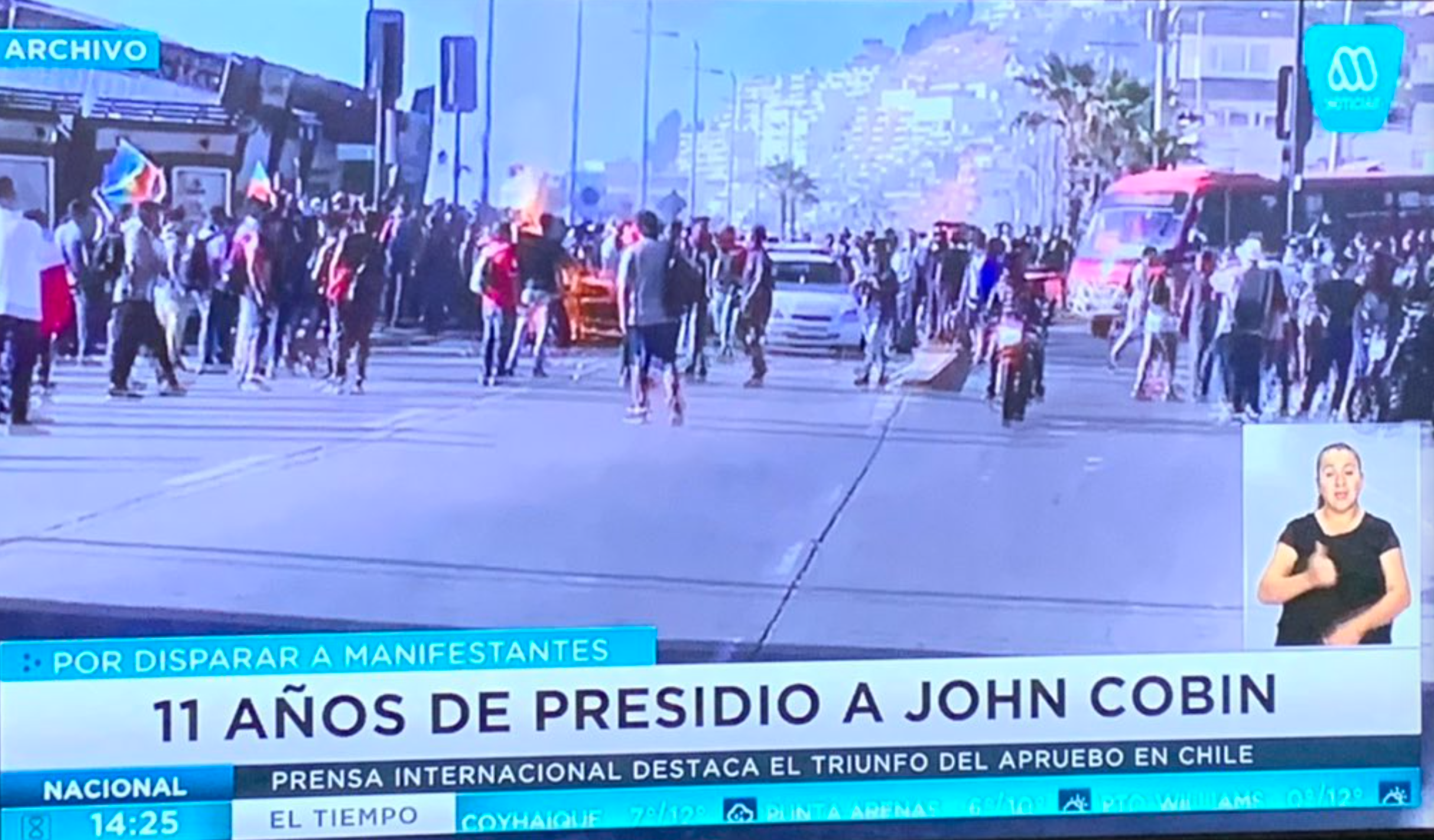 Vista de la calle Pinto en Reñaca mirando hacia atrás hacia la multitud el 10 de noviembre de 2019